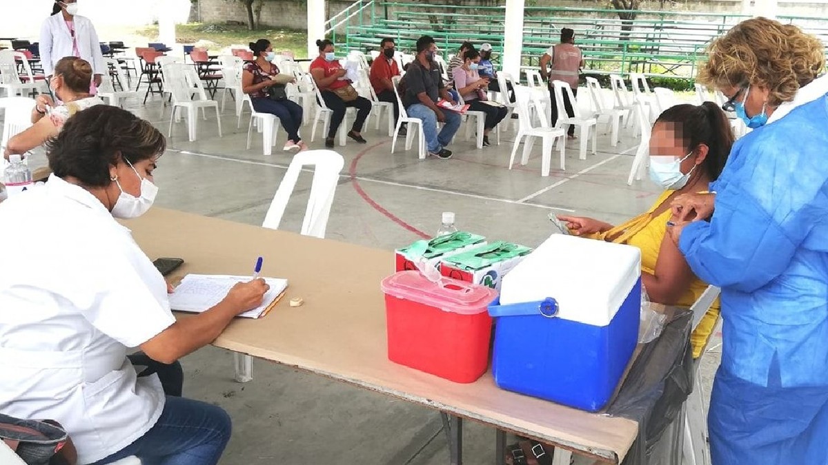 Vacunación a personas de 30 a 39 años en Pánuco.