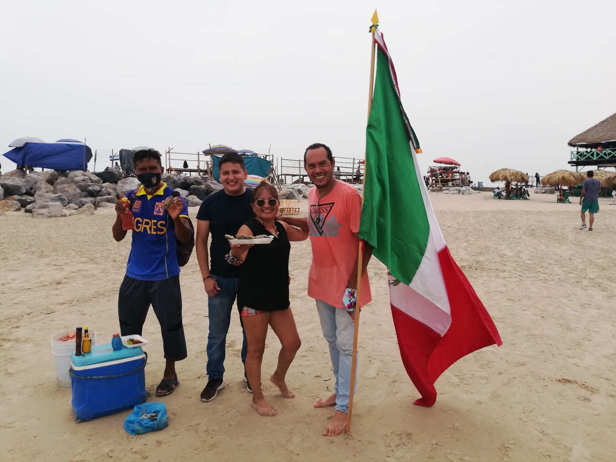 Visitantes aprovechan día de asueto para disfrutar de playa Miramar (Antonio Campos)