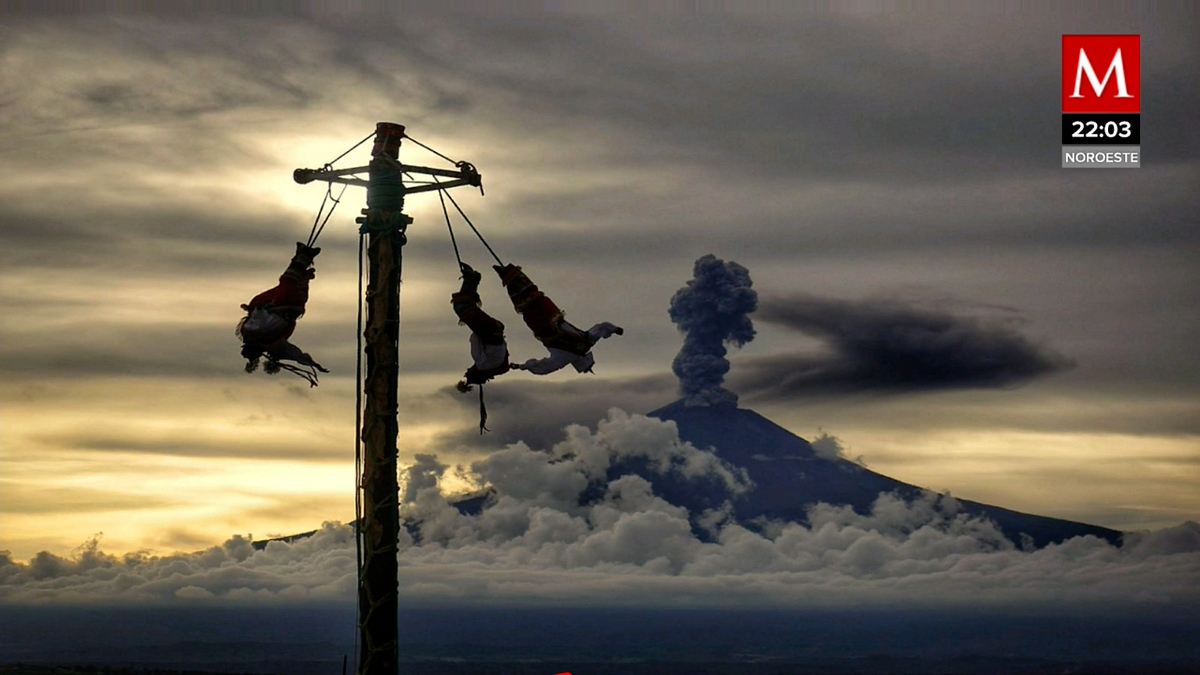 Voladores de Papantla sorprendidos por fumarola del Popocatépetl
