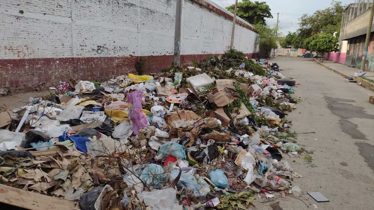 Basura en calles de Acapulco. | Javier Trujillo