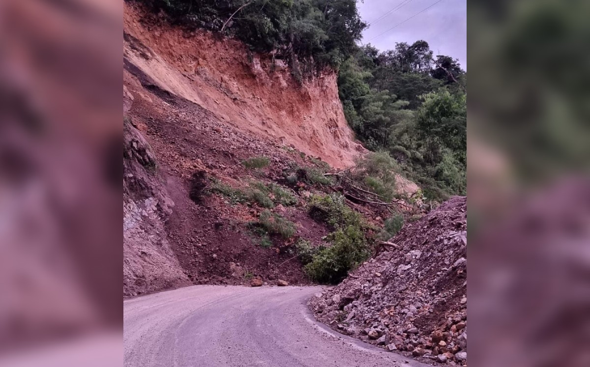 El cerro se derrumbó en dos ocasiones sobre la carretera Villa de Álvarez-Minatitlán. (Especial)