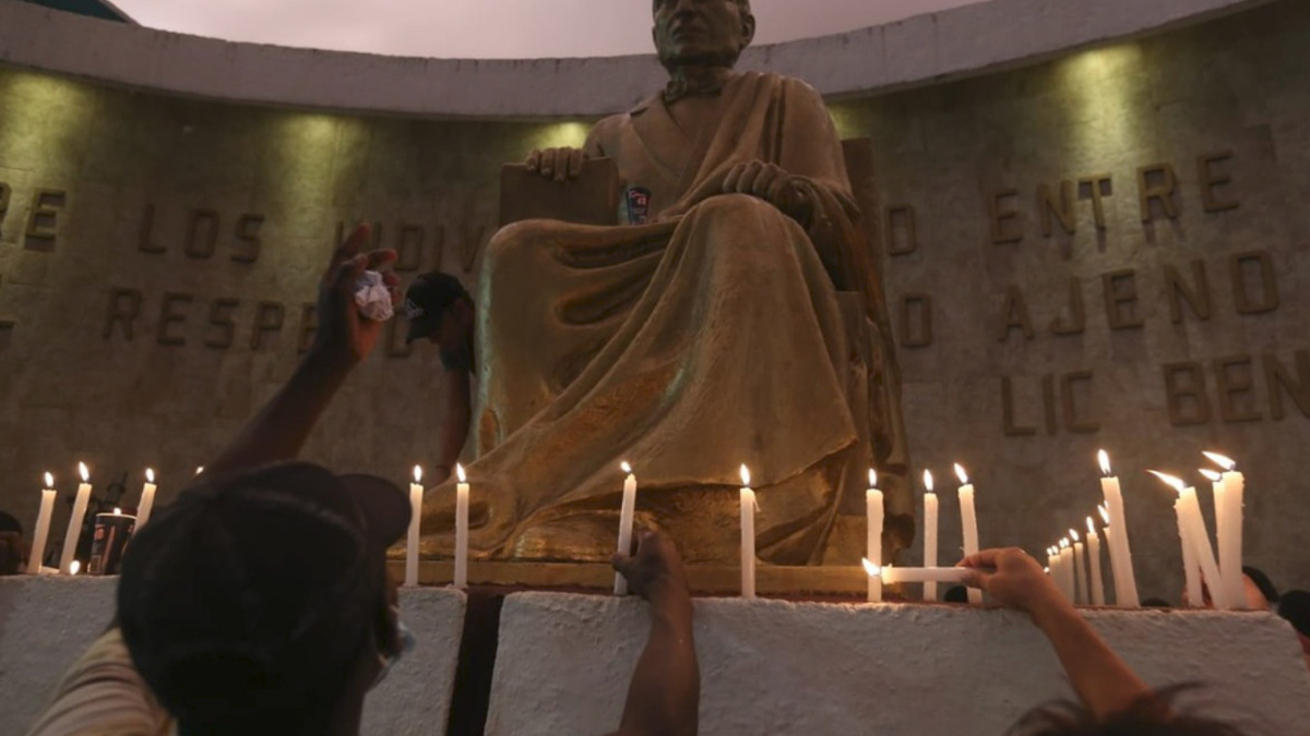 En Tapachula, migrantes rezan ante monumento de Juárez