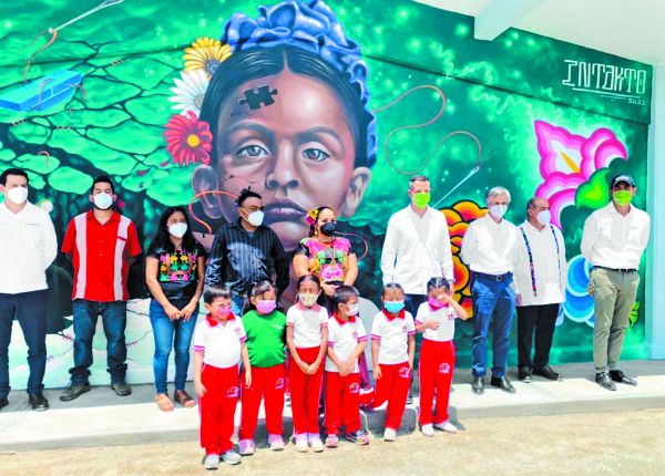 Los alumnos recibieron cubrebocas y gel. CORTESÍA