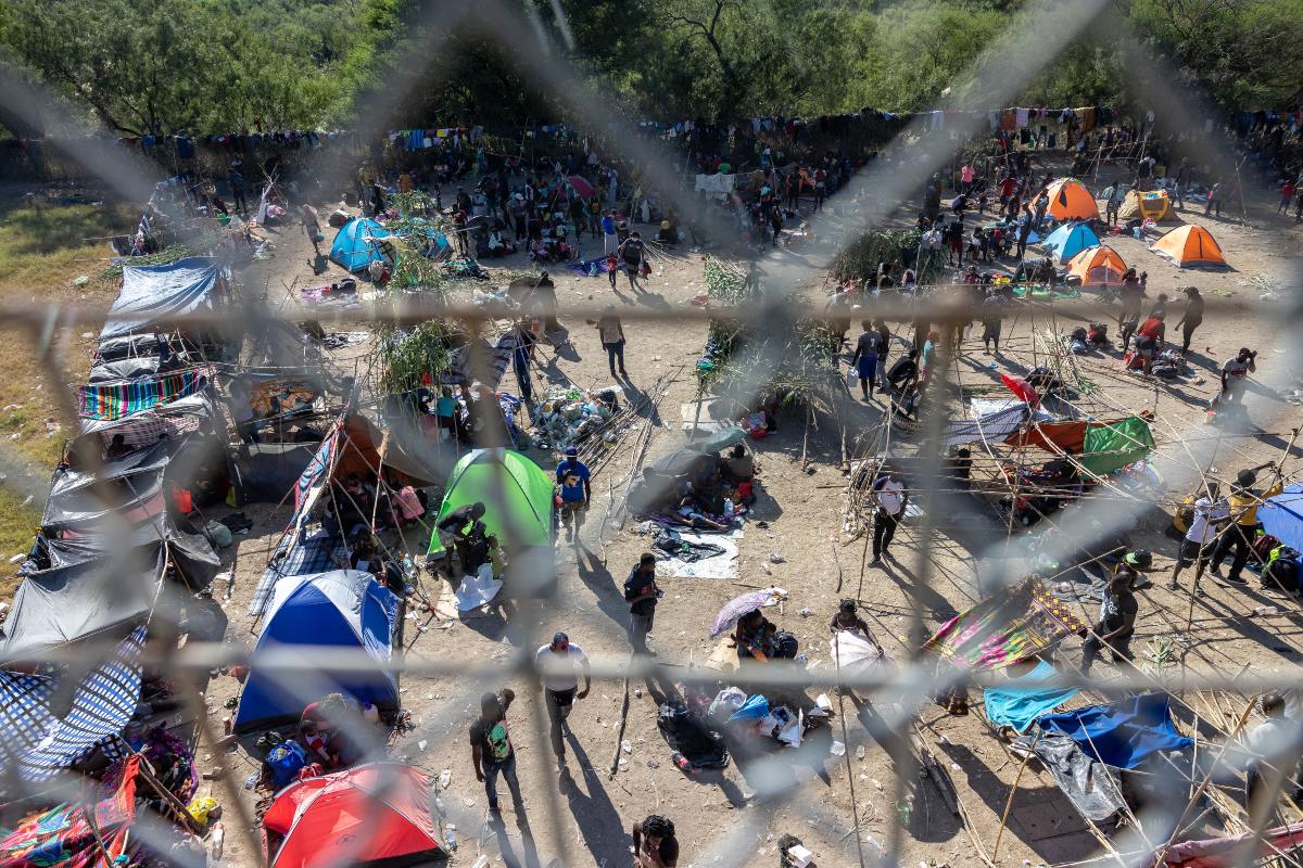 Los migrantes esperan ser detenidos. (AFP)