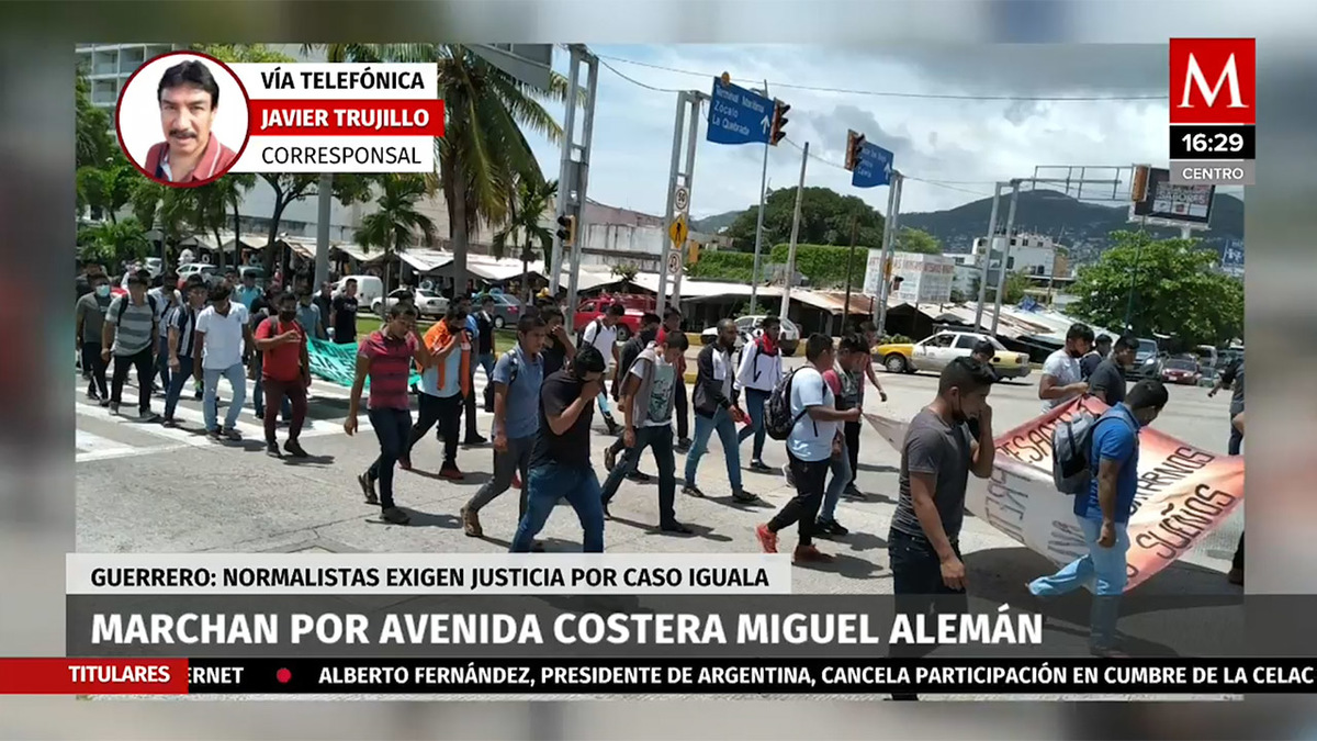 Normalistas marchan sobre la costera Miguel Alemán