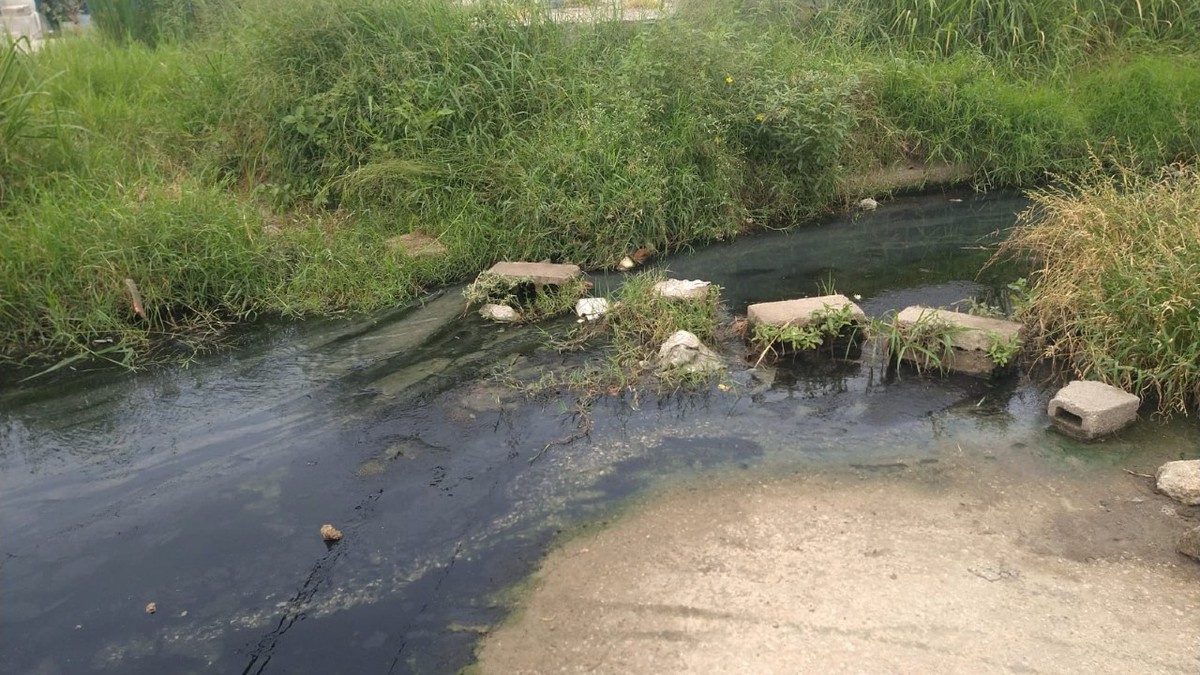 Vecinos amenazan con bloquear carreteras ante problema de aguas negras. (Pablo Reyes)