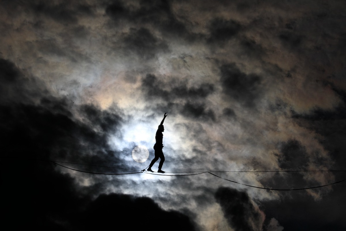 Equilibrista cruza en París sobre el Sena de la torre Eiffel al Teatro de Chaillot. (AFP).