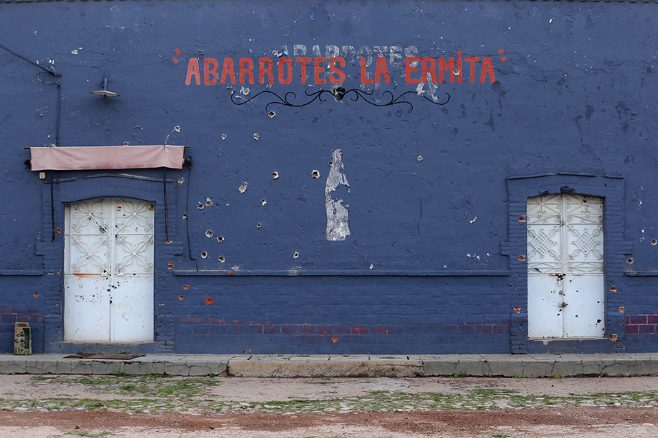 Las fachadas de las casas sufrieron daños por impactos de armas de fuego. | Jorge Carballo