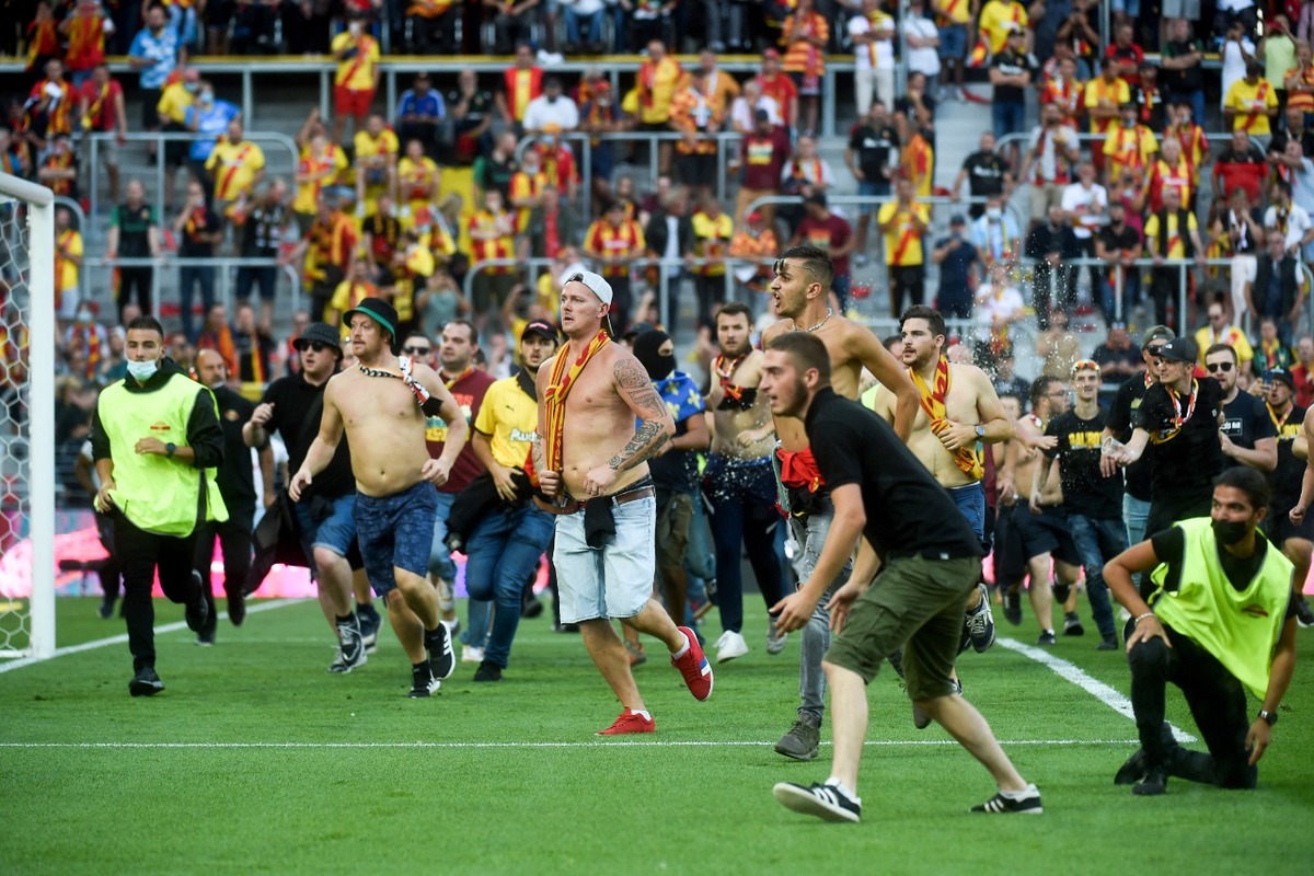 Hinchas del Lens saltaron a la cancha (AFP)
