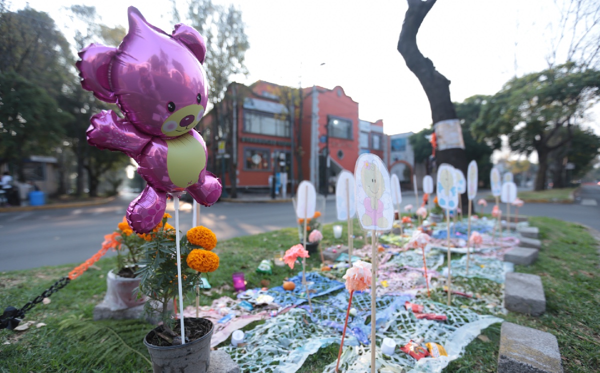 Memorial a las víctimas del colegio por el sismo del 19-s. (Jesús Quintanar)