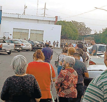 En San Nicolás continuaron las largas filas. F. ZÚÑIGA