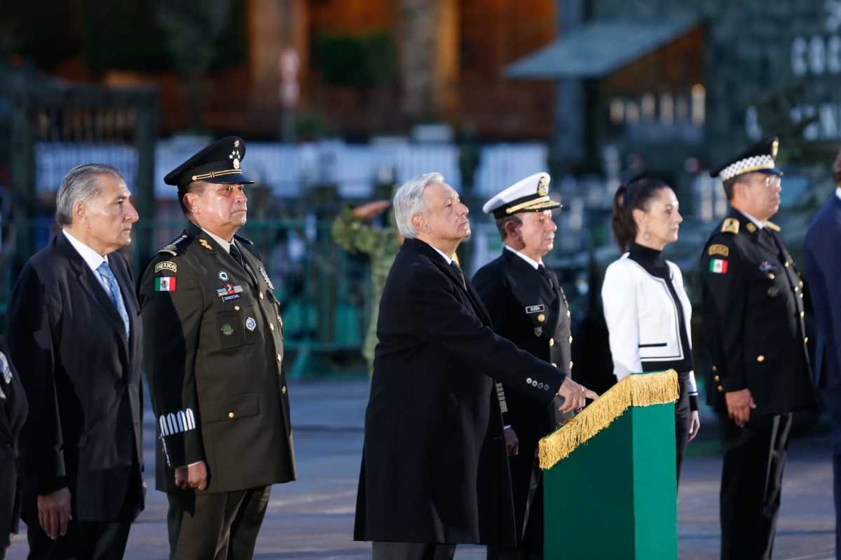 AMLO iza bandera a media asta. | Araceli López