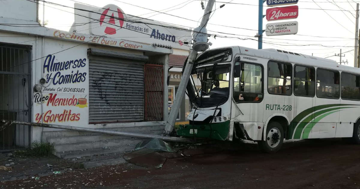 Camión urbano se estrella contra poste en Guadalupe; hay 7 lesionados. Foto: Especial