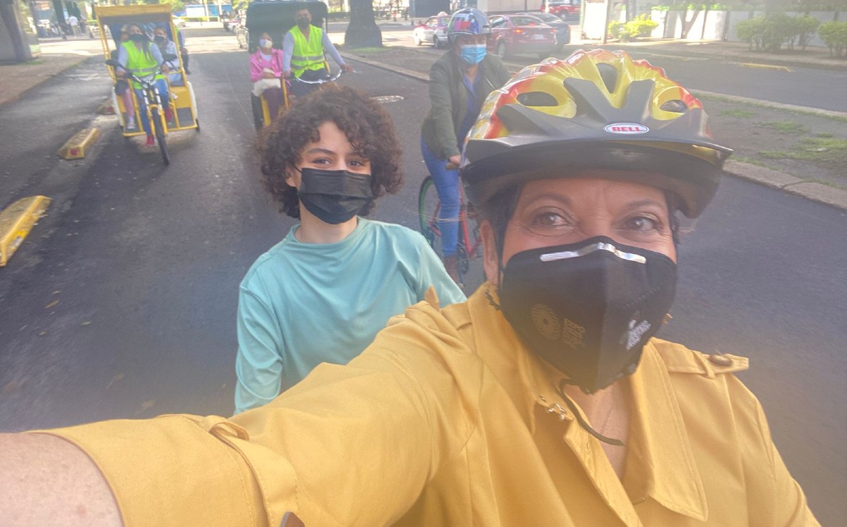 Delgado acompañó a las jóvenes en un paseo ciclista por la CdMx. | Twitter