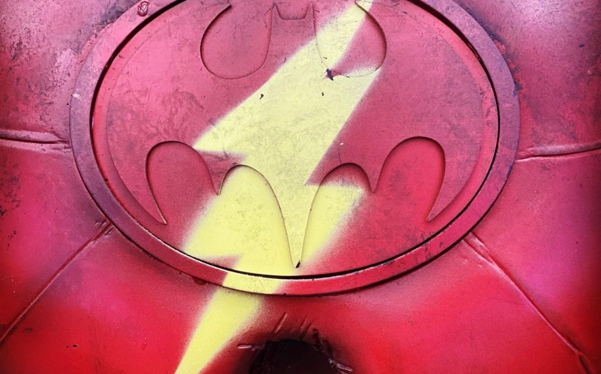 Extraño escudo de Batman y Flash aparece en el Instagram de Andy Muschietti (Instagram).