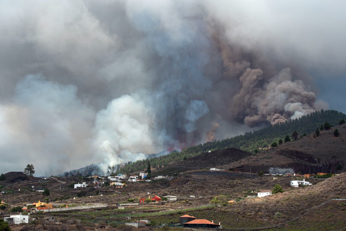 Los hogares se pierden entre el humo y las cenizas tras la erupción. (AFP)