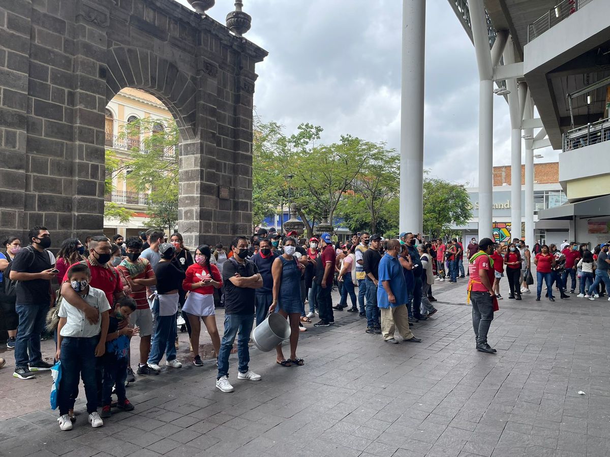 Alrededor de 650 personas evacuaron el Mercado Corona. (Karla Rodríguez)