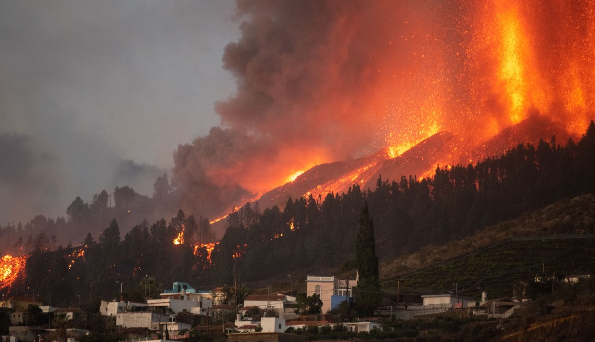 Volcán en La Palma, España hace erupción 50 años después