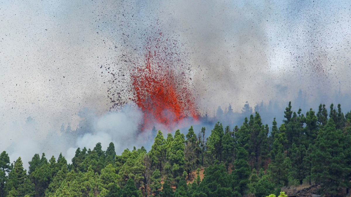 Volcán entra en erupción en La Palma, España