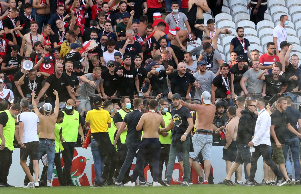 Aficionados del Lens invaden la cancha ante el Lille (Reuters)