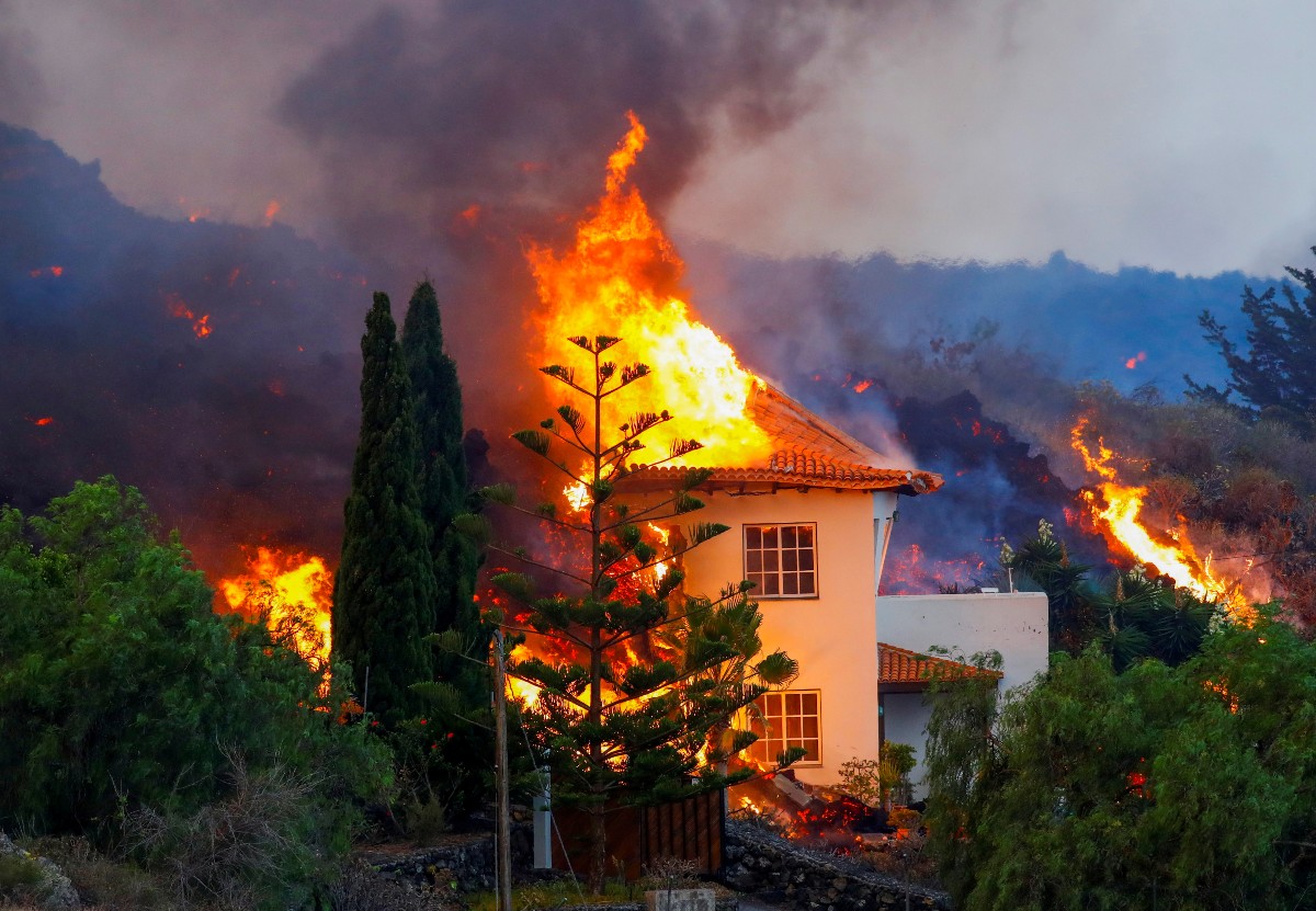 Al rededor de 100 casas han sido consumidas por la lava. | Reuters