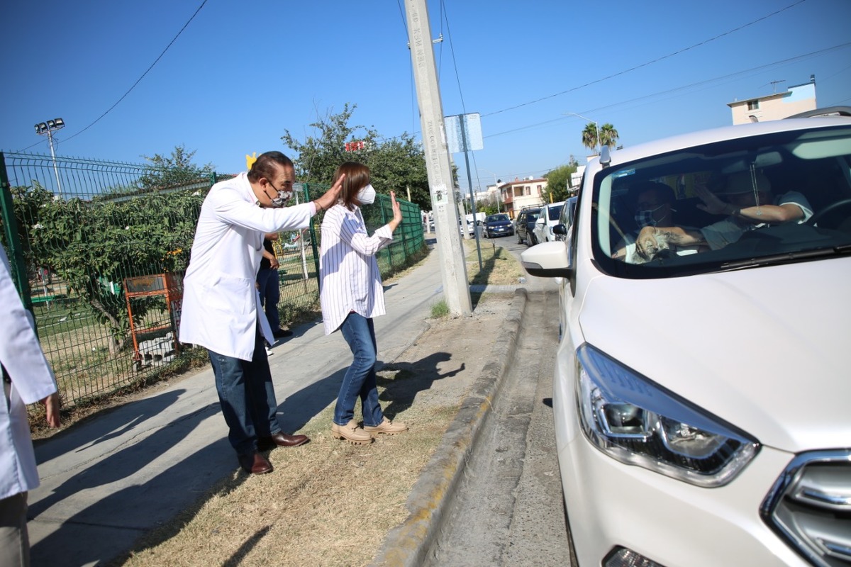 La alcaldesa Cristina Díaz y el secretario de Salud, Manuel de la O Cavazos, gestionaron vacunas anticovid para el municipio de Guadalupe.