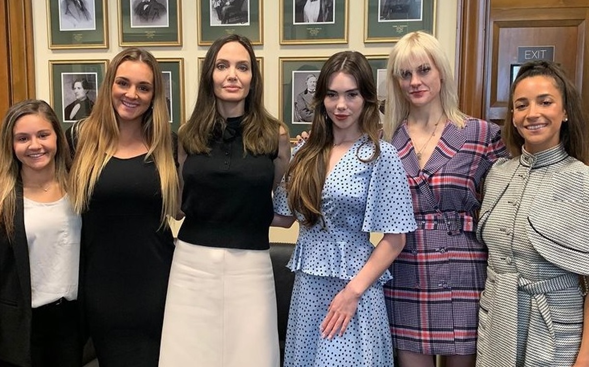 Angelina Jolie se reúne con gimnastas víctimas de Larry Nassar (Instagram @angelinajolie)
