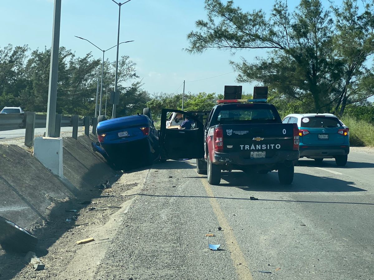 Auto sufre volcadura en corredor urbano en ciudad Madero (Jaime Maya)