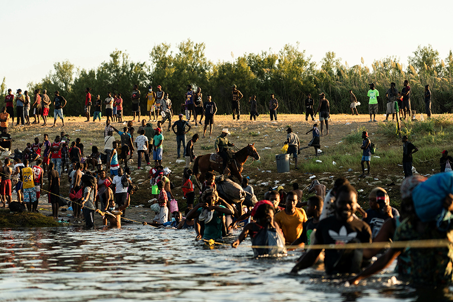 Tras cruzar el río Bravo, migrantes haitianos se instalan en un campamento que acondicionaron debajo de un puente de lado de Texas. | AP