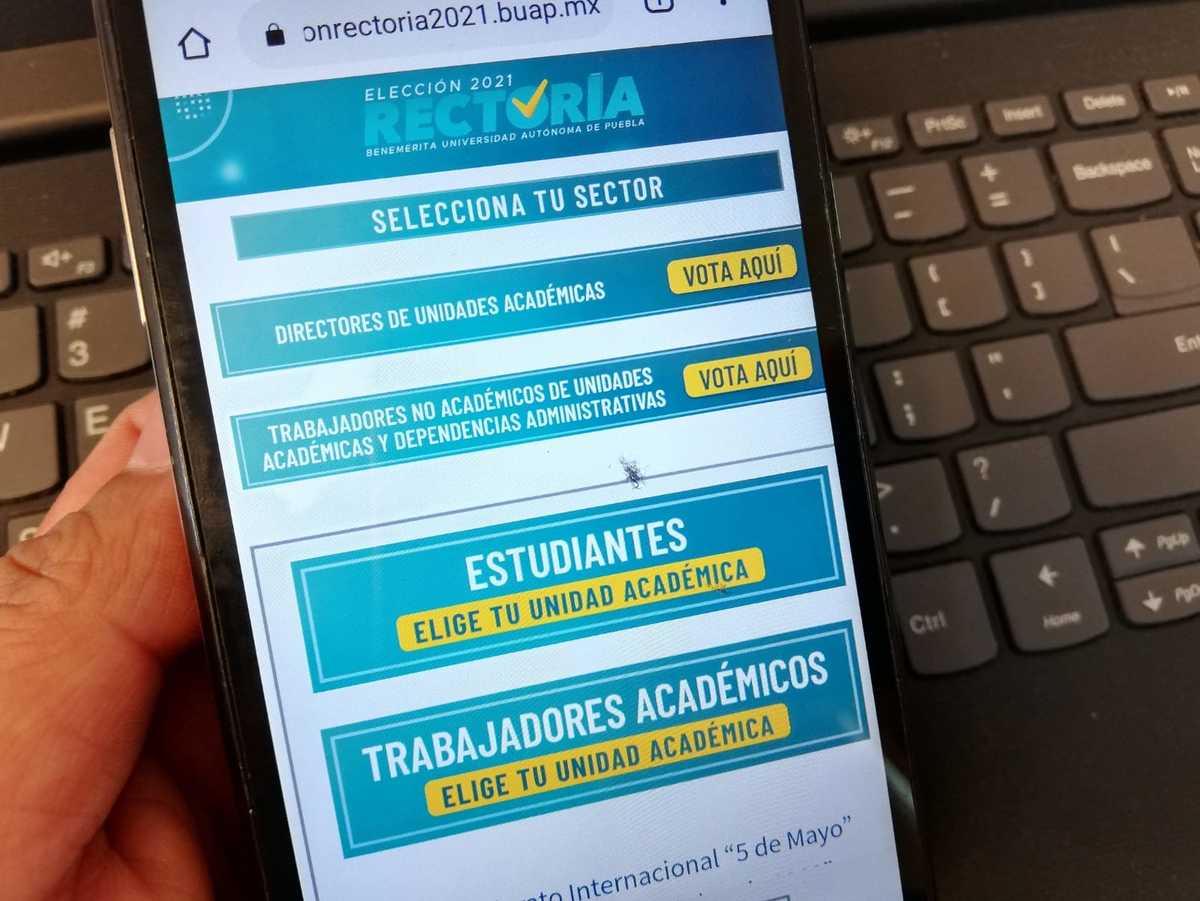 Inician elecciones en la BUAP para nombrar al rector con voto electrónico. (Jaime Zambrano)