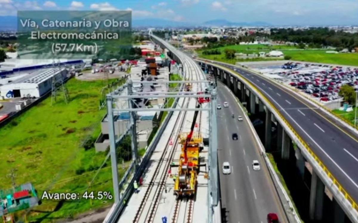Se instalan equipos de alimentación para la catenaria en el marco metálico para la acometida eléctrica. Foto: ESPECIAL