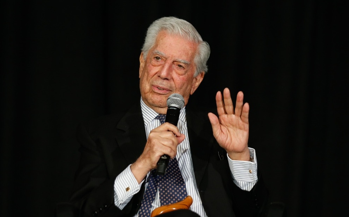 Ante la interrogante sobre qué estaba trabajando actualmente, Vargas Llosa respondió que en una novela. (Araceli López)