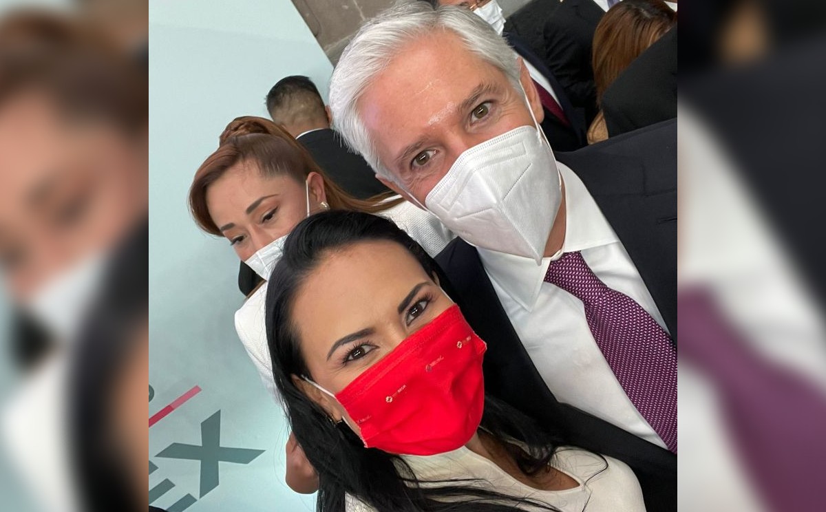 La priista acompañó al gobernador en su informe.