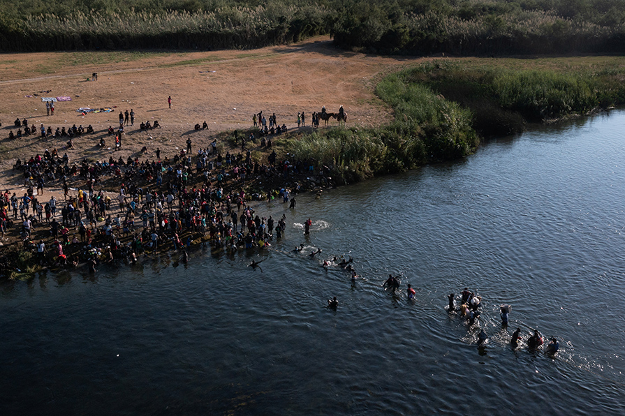 Migrantes haitianos han cruzado el Río Bravo esta semana en Ciudad Acuña, Coahuila. | EFE
