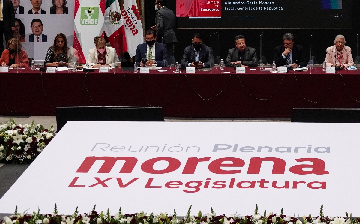 Militantes de Morena durante la reunión plenaria en la antigua sede del Senado. (Cuartoscuro)