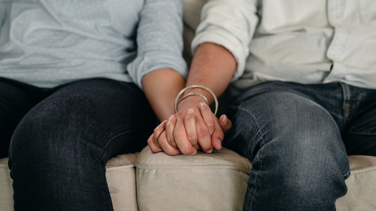 Pareja tomada de la mano. / Fotografía vía Twitter.
