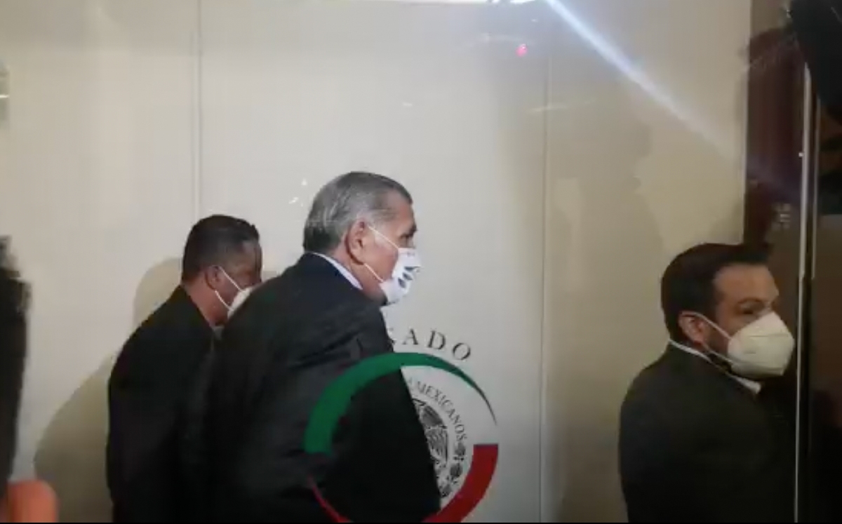 El secretario de Gobernación llegó al Senado pata reunirse con representantes de los partidos. (Especial)