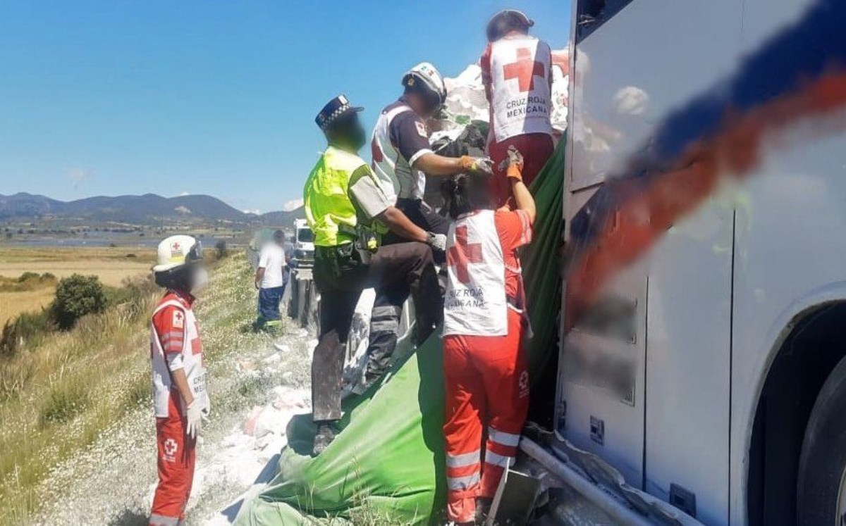 Tráiler choca contra un autobús en Tlaxcala | Especial