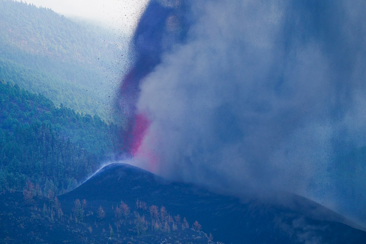El volcán de la isla de La Palma sigue expulsando lava desde que entró en erupción. (EFE)