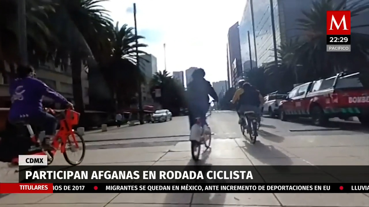 Afganas refugiadas en México pasean en bicicleta por Reforma