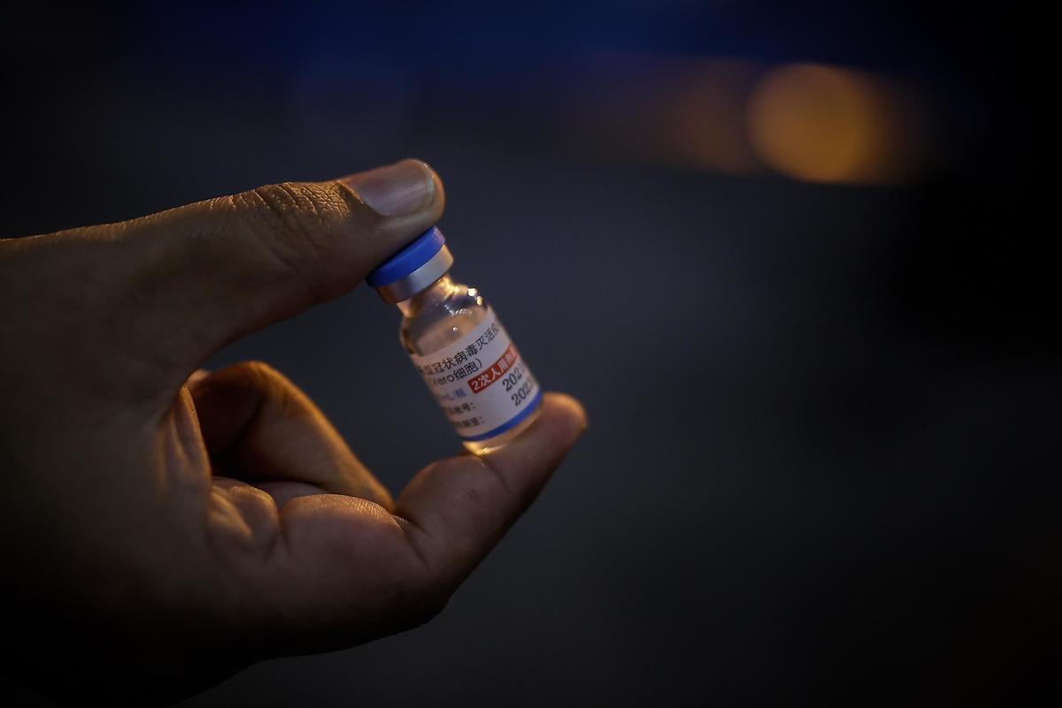 AI ha acusado a las principales farmacéuticas que fabrican vacunan anticovid de "limitar la producción global". (EFE)