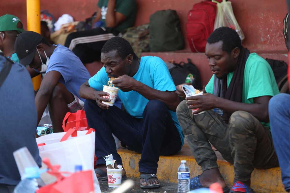 El 90 por ciento de los haitianos y hondureños no cuentan con documentación y el resto lleva solo su pasaporte. Foto: Jorge López