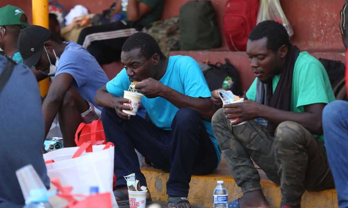 https://images.milenio.com/F-1UfM0QYFi-4Kwdekl-JMg--oU=/0x530/uploads/media/2021/09/21/ciento-haitianos-hondurenos-cuentan-documentacion_0_41_1200_718.jpeg