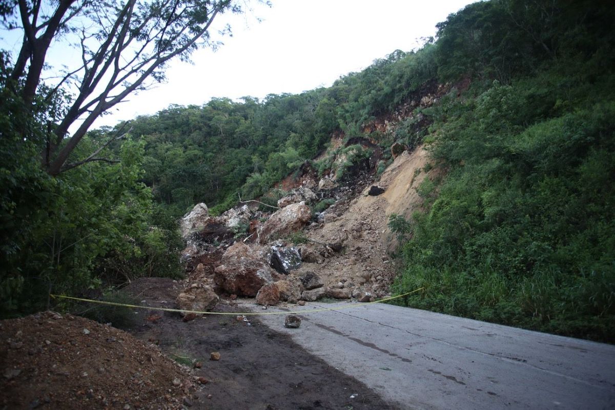 Deslave en km. 34 de la carretera Villa de Álvarez-Minatitlán. | Arnoldo Delgadillo