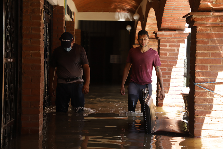 Los habitantes de la ciudad tuvieron que desalojar de sus viviendas ante las inundaciones. |Naomi Antonio