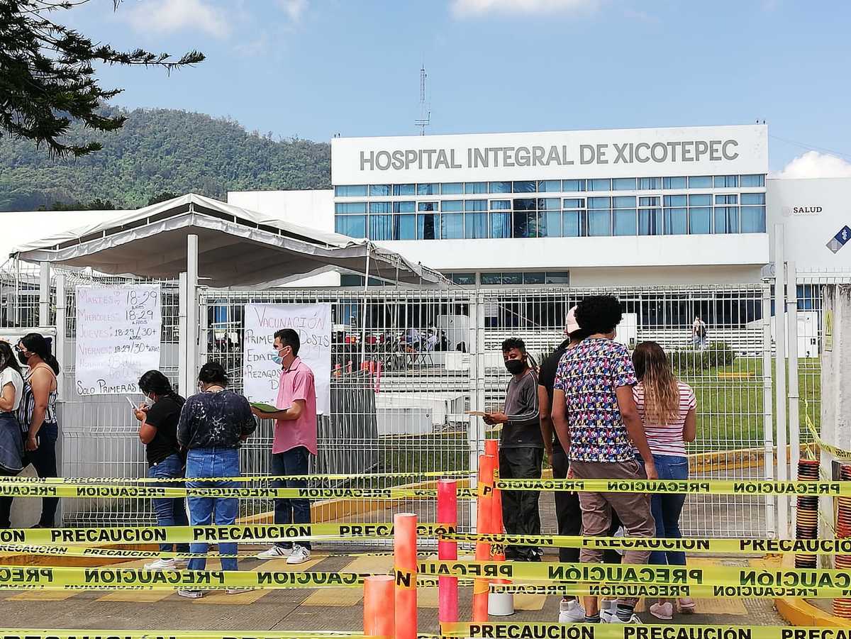 Jóvenes acuden a la vacunación en Xicotepec. (Alfonso Fuentes)