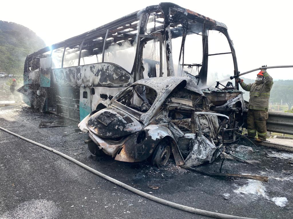 Los dos vehículos implicados en el choque se incendiaron. (Especial)