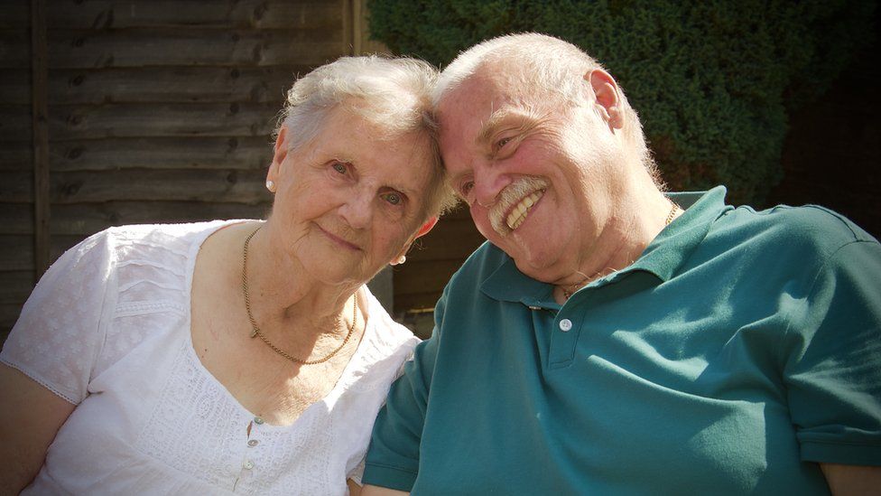 Madre  hijo se reúnen después de casi 60 años