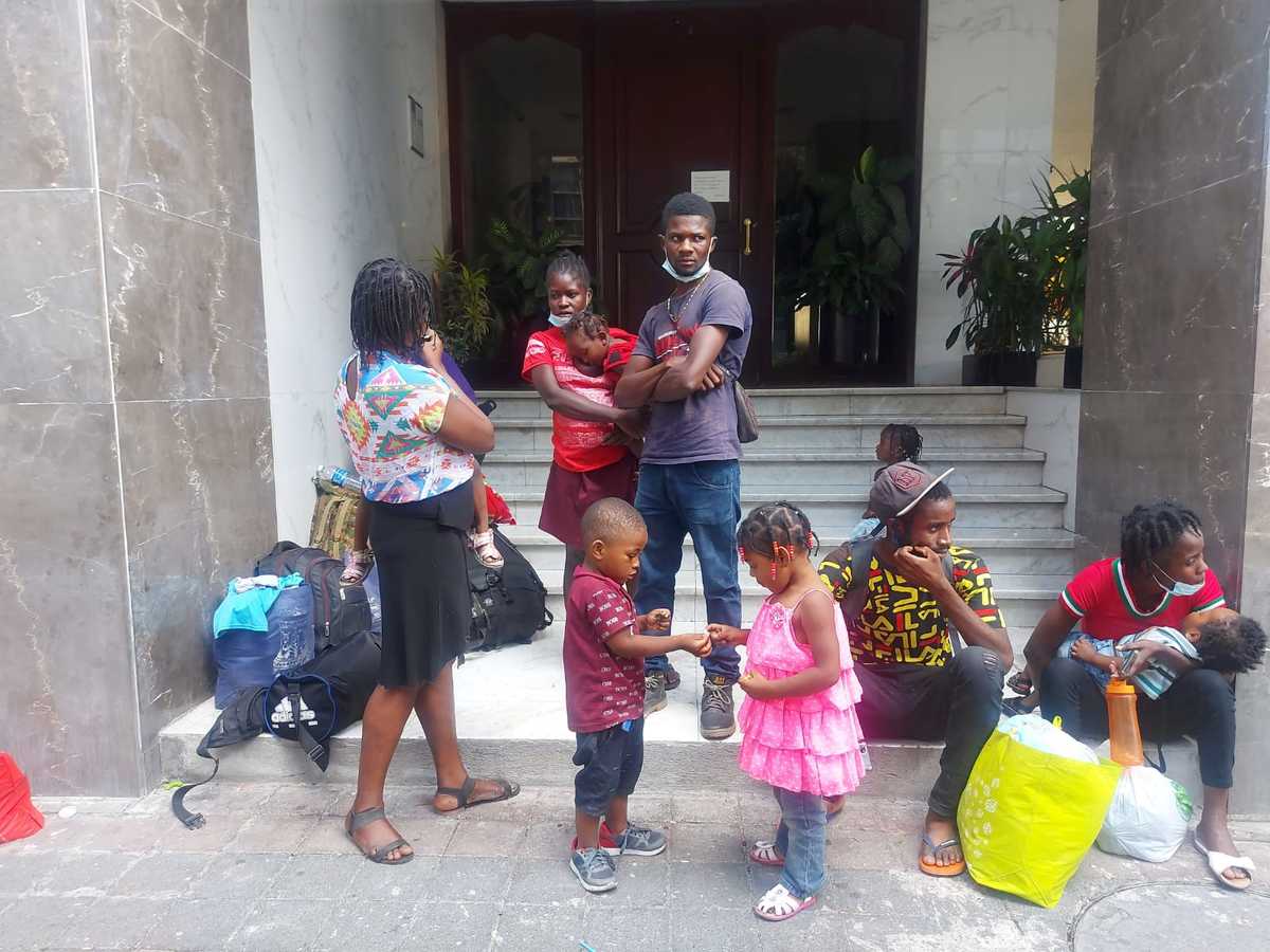 Migrantes haitianos en espera de una respuesta de la Comar. (Especial)