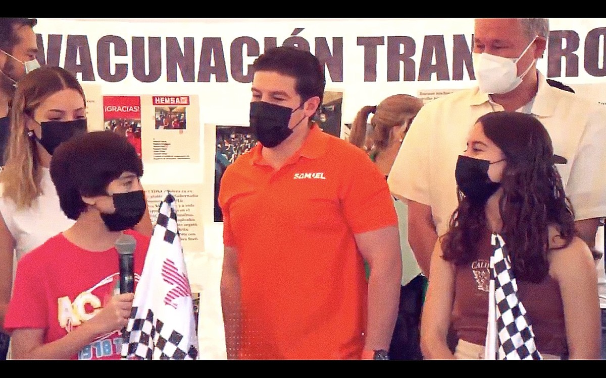 Niño regio agradece a Samuel García recibir vacuna contra covid-19. Foto: Especial.